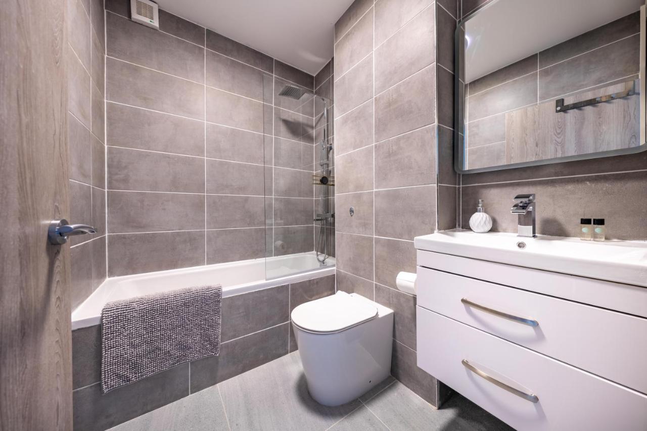 Ash View Place 4 -Heathrow - Thorpe Park - Free Parking Staines-upon-Thames Eksteriør bilde